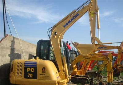 二手挖掘機(jī)選購(gòu)指南 上海功勤工程機(jī)械為您提供全國(guó)包運(yùn)的優(yōu)質(zhì)二手60、70、120、200型挖掘機(jī)